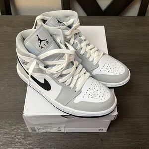 Woman’s Air Jordan 1 MID